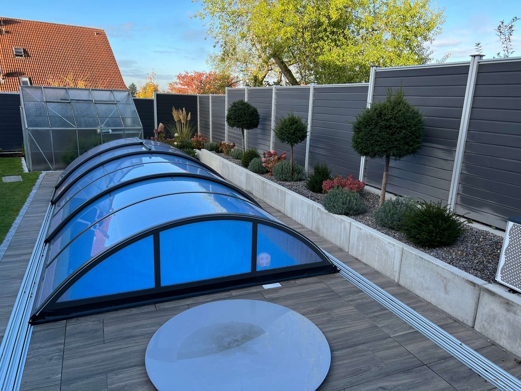 Garten mit Pool und Bepflanzung